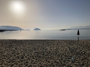 Playa en los alrededores y camastros 