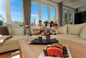 Una Smart TV, libros, una videoteca, un reproductor estéreo