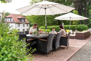 تناول الطعام بالخارج