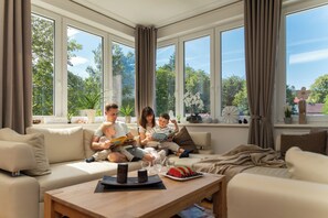 Smart-TV, Bücher, Videothek, Stereoanlage