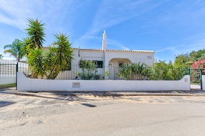 Exterior - Luxury villa with private pool.  Walking distance to town & beach.  Free WiFi. (Carvoeiro)