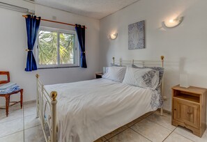 4 bedrooms, iron/ironing board, travel cot, WiFi - Luxury villa with private pool.  Walking distance to town & beach.  Free WiFi. (Carvoeiro)