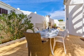 Outdoor dining - Luxury villa with private pool.  Walking distance to town & beach.  Free WiFi. (Carvoeiro)