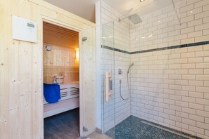 Sauna - calm gel. Thatched roof f. 7 adults / 6 adults + 2 children Sauna, fireplace, WiFi, garden / fence (Glowe)