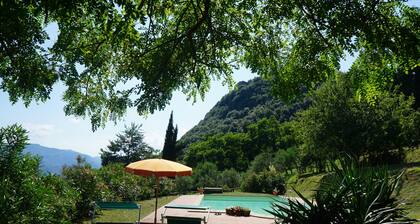 Propriété magnifiquement situé au calme et avec une grande piscine privée