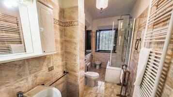 Duschwanne, Haartrockner, Bidet, HandtĂŒcher