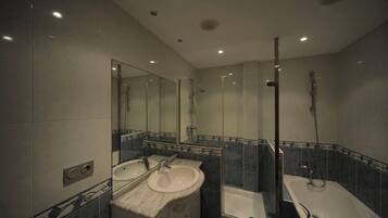 Baignoire, sĂšche-cheveux, serviettes fournies