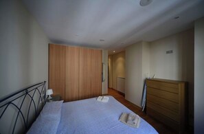 1 habitación, tabla de planchar con plancha, wifi gratis y ropa de cama 
