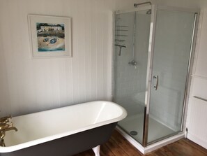 Badekar, hårføner og håndklær