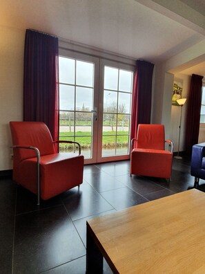 المنشأة من الداخل