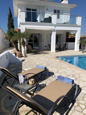 Outdoor dining - Stylish Villa with Private Pool in the Village of Pissouri (Limassol)