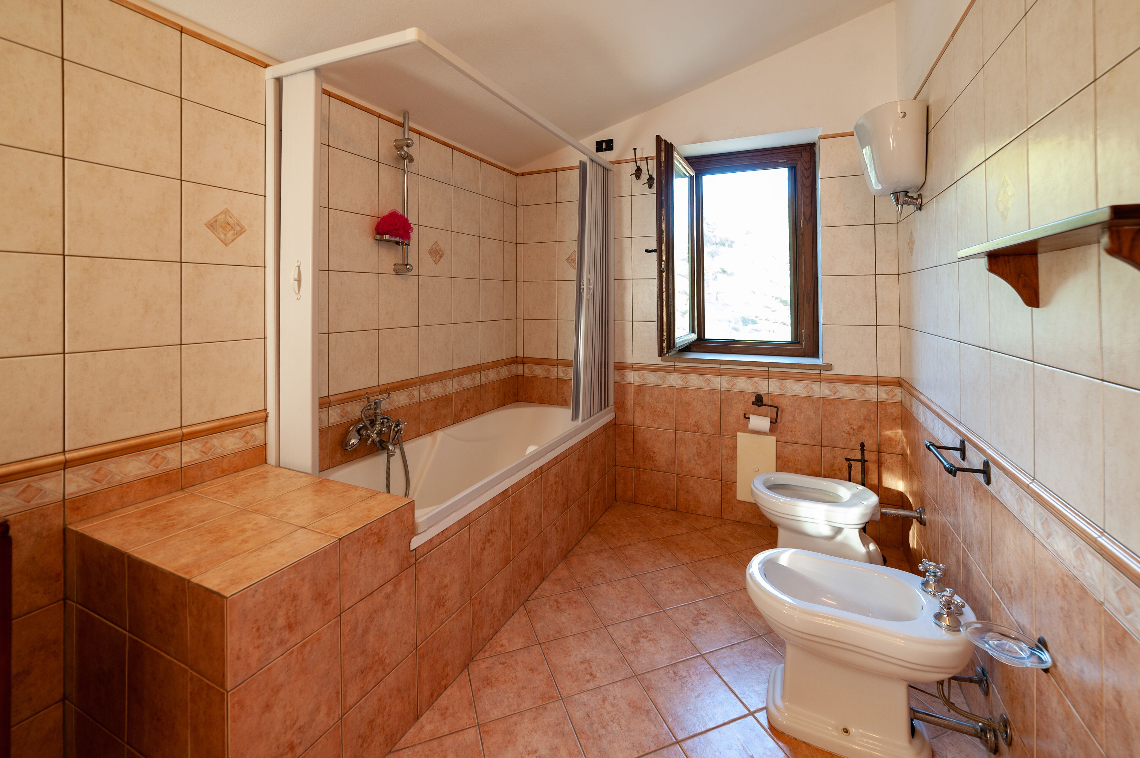Combined shower/bathtub, hair dryer, bidet, towels