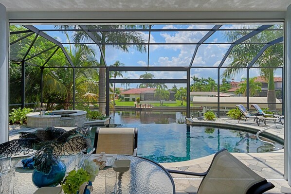 Patio mit fantastischen Blick über Pool und den Wasserüberlauf