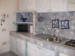 Fridge, oven, stovetop, cookware/dishes/utensils