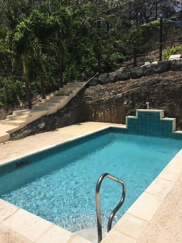 Penthouse-huoneisto jaetulla pienellä uima-altaalla