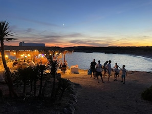 Nær stranden, solsenger og strandhåndklær