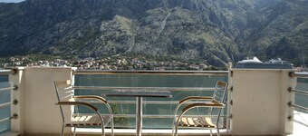 Immaculate appartement, ononderbroken prachtig uitzicht op de baai, een eigen parkeerplaats