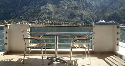 Immaculate Apartment, Uninterrupted Stunning Bay Views , Private parking