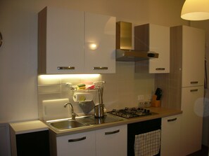 Een koelkast, een magnetron, een oven, een kookplaat