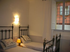 2 bedrooms, free WiFi, bed sheets - Lovely Central Apartament !!! (Bologna)