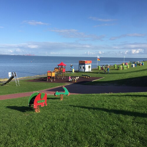Ferienhaus direkt am Deich mit Gartensauna und Garten