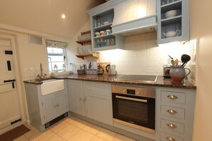 Réfrigérateur, four, cafetière/bouilloire, bouilloire électrique