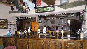 Eine Bar mit Holztresen und mehreren Zapfhähnen für Bier.