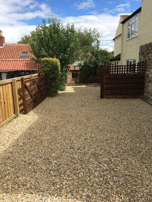 Property grounds - Peaceful & Cosy One Bedroom Cottage For Two People In Malton/Pickering Area (burythorpe)