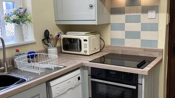 Kylskåp, mikrovågsugn, ugn och spishäll