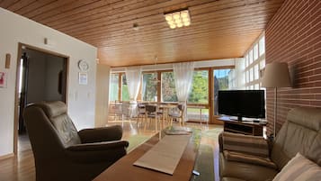 Télévision, lecteur de DVD, livres, médiathÚque