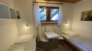 2 makuuhuonetta, tallelokero huoneessa, silitysrauta/-lauta
