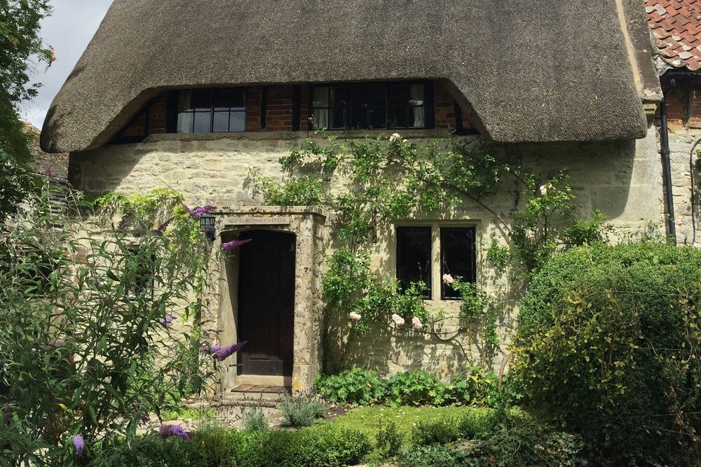 Beautiful Thatched Grade II Listed Cottage near Stonehenge & Salisbury