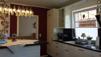 Een koelkast, een magnetron, een oven, een vaatwasser