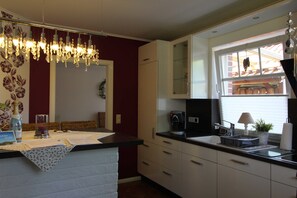 Fridge, microwave, oven, dishwasher - Holiday house - Holiday home Moorspatz, 95143 (Rhauderfehn)