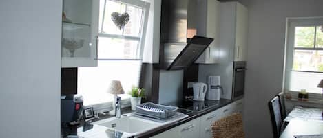 Kylskåp, mikrovågsugn, ugn och diskmaskin