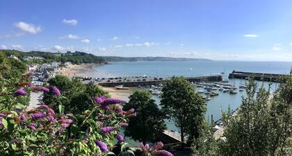 Sea views from private garden, free parking, 5 min walk to beach.
