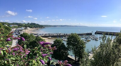 Sea views from private garden, free parking, 5 min walk to beach.