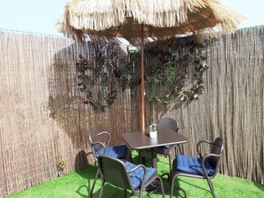 Outdoor dining - Rafael Grandfather House, with Jacuzzi, Pool, Wi-Fi, Petanque and Minigolf (Puerto del Rosario)