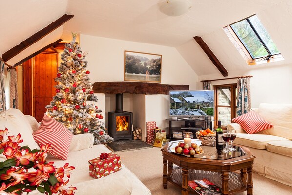 Una Smart TV, un reproductor de DVD, un reproductor estéreo