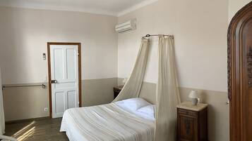 4 slaapkamers, een strijkplank/strijkijzer, gratis wifi, beddengoed