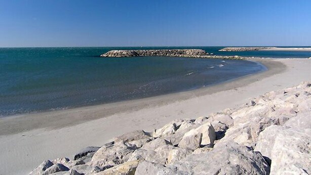 A beach with a rocky shoreline and calm waters. - Character house, Mas du 17è,quiet,private pool 9x4,5m,air-conditioned,near Uzes (Le Pin)