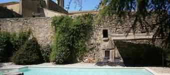 Character house, Mas du 17è,quiet,private pool 9x4,5m,air-conditioned,near Uzes