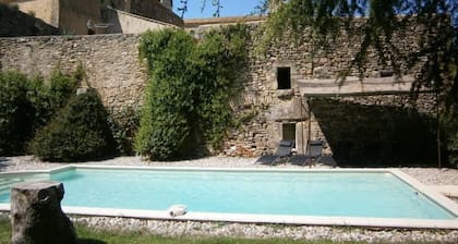 Character house, Mas du 17th, quiet, private pool 9x4.5m, air conditioned, near Uzes