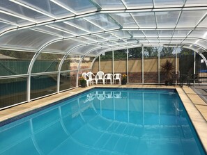 Innendørsbasseng og et oppvarmet basseng