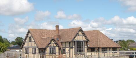 المنشأة من الخارج