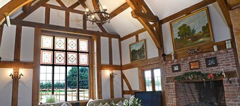 Hall Baronial situé dans 7 acres avec piscine privée chauffée et 6 chambres toutes avec salle de bains