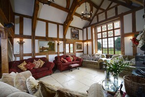 Smart-TV, fotballspill, bordtennis og bøker