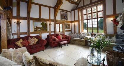 Hall Baronial situé dans 7 acres avec piscine privée chauffée et 6 chambres toutes avec salle de bains