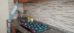 Fridge, microwave, stovetop, coffee/tea maker - Casa Vacanze 23 - 1° piano (Fiumefreddo Sicilia)