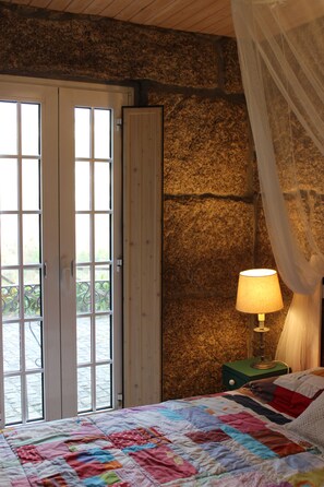 3 bedrooms, iron/ironing board, bed sheets, wheelchair access